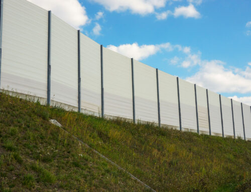 How Soundproof Fencing Reduces Noise Pollution in Urban Areas