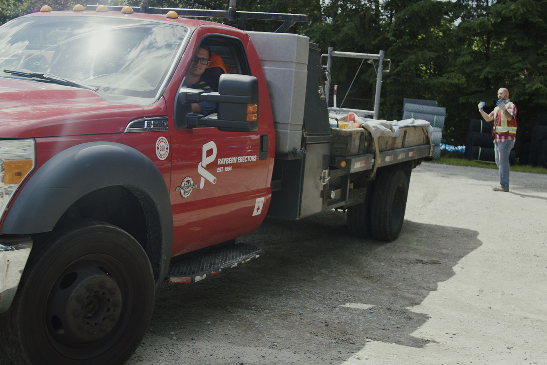9 Questions to Ask a Fence Contractor Before You Hire Them - Featured Image